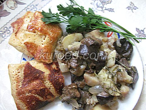 Картошка с баклажанами, испеченные в горшочке,  и блинчики с мясом