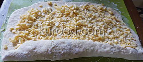 Булочки с сыром, пошаговое приготовление - раскатать тесто, посыпать сыром