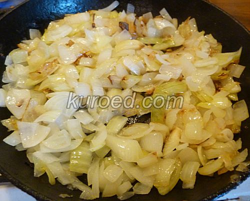 Картофельная запеканка с мясом, пошаговое приготовление - нарезать и поджарить лук