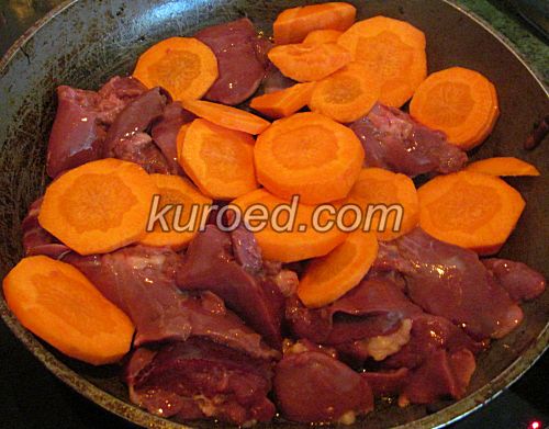 Говяжья печень с морковью, пошаговое приготовление  - нарезать печень и морковь