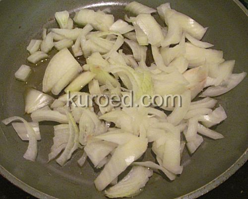 Грибной салат, пошаговое приготовление - нарезать и поджарить лук