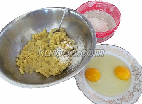 Картофельные пирожки с сыром, пошаговое приготовление  - Картошку размять, добавить яйца, муку
