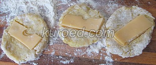 Картофельные пирожки с сыром, пошаговое приготовление  - выложить  сыр