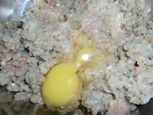 Котлеты из окуня, пошаговое приготовление  - добавить яйца