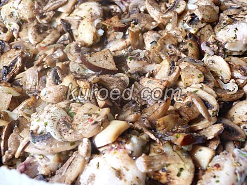 Запеченная курица с грибами, пошаговое приготовление - в процессе запекания слить лишнюю жидкость и перемешать