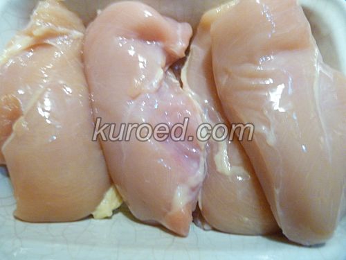 Запеченная куриная грудка, пошаговое приготовление - выложить грудки в форму для запекания