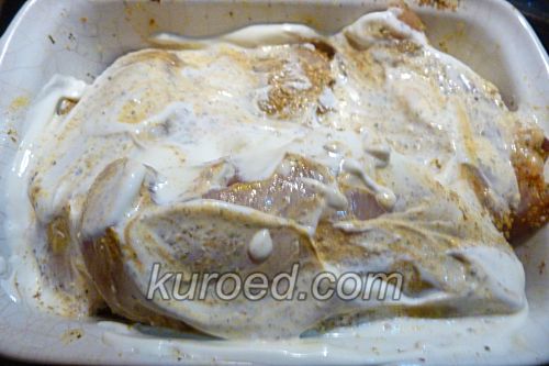 Запеченная куриная грудка, пошаговое приготовление - Смазать сметаной