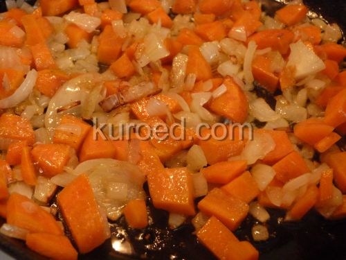 Летнее овощное рагу, пошаговое приготовление - лук и морковь на сковороде