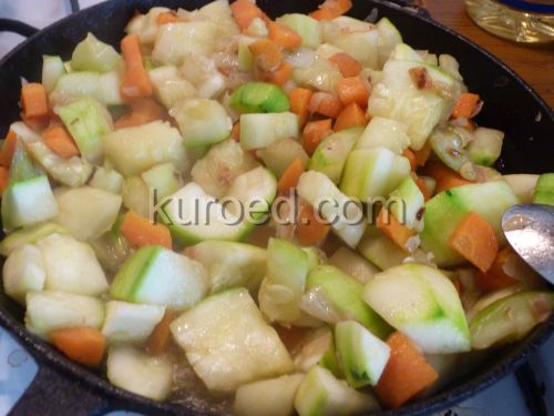 Летнее овощное рагу, пошаговое приготовление - лук, морковь и кабачки на сковороде