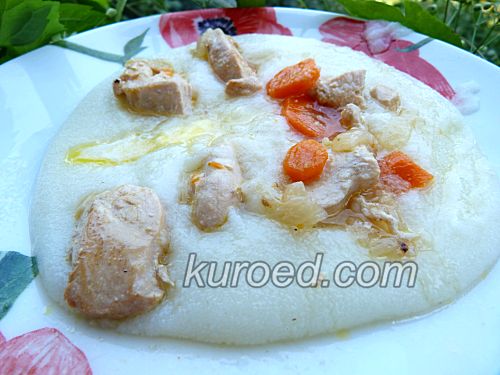 Манная каша на воде с тушеной куриной грудкой и овощами