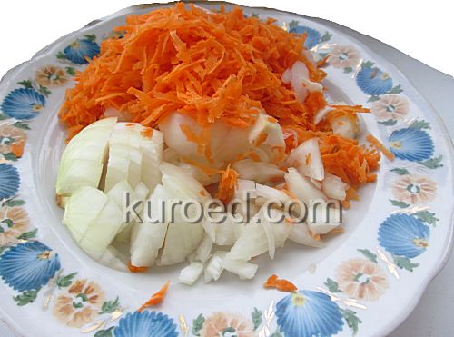 Капуста с мясом, пошаговое приготовление - нарезать лук и морковь