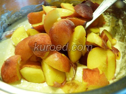 Оладушки с персиками, пошаговое приготовление - добавить кусочки персиков