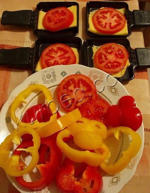 помидоры и перцы-гриль с сыром, пошаговое  приготовление - помидоры и перцы  нарезать тонкими ломтиками