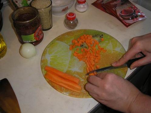 Суп харчо, пошаговое  - нарезать морковь