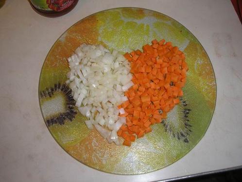 Суп харчо, пошаговое - нарезанные морковь и лук