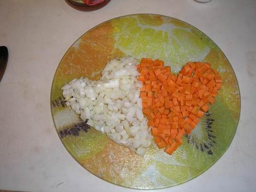 Суп харчо, пошаговое - нарезанные морковь и лук, выложенные в форме сердечка