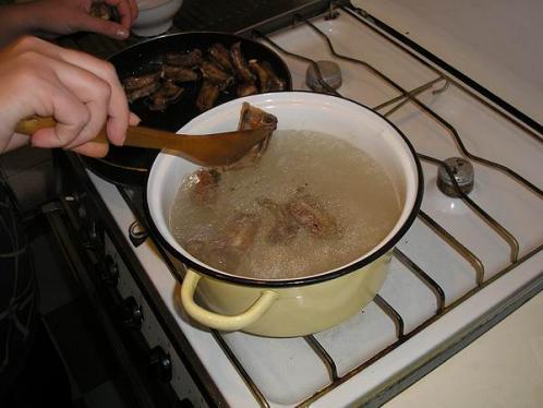 Суп харчо, пошаговое - закладываем ребро в кипящую воду