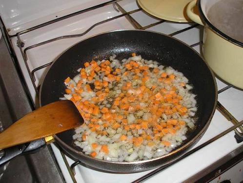 Суп харчо, пошаговое - обжарить на растительном масле морковь и лук