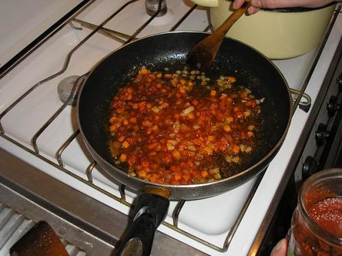 Суп харчо, пошаговое - добавить томатную пасту
