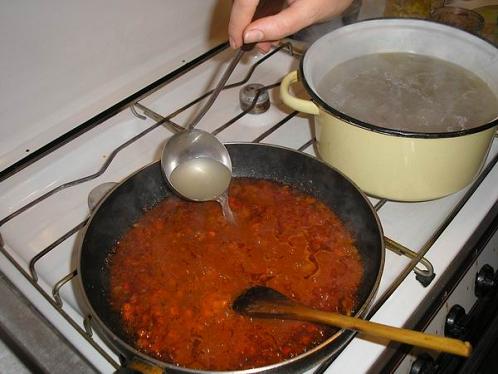 Суп харчо, пошаговое - добавить несколько ложек бульона