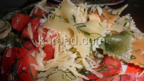 Макаронные бантики с сыром, чесноком и помидорами