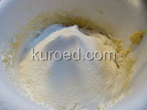 Пасхальный кекс, пошаговое приготовление - добавить муку
