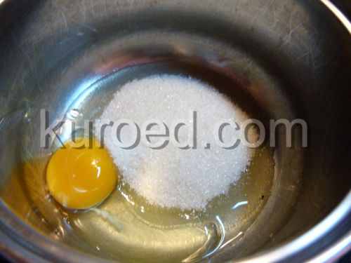 Галетное печенье на кефире, пошаговое приготовление - Яйцо взбить с сахаром