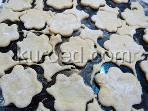 Галетное печенье на кефире, пошаговое приготовление - раскатать тесто и вырезать печенья