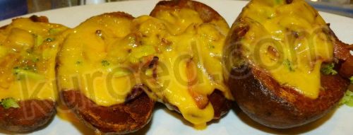 картошка, запеченная с беконом, брокколи и твердым сыром