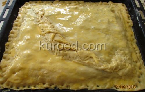 Пирог с яйцами и зеленым  луком, пошаговое приготовление - сырой пирог смазан сметаной