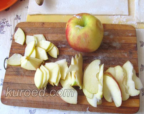 Слоеные розочки с яблоками, корицей и шоколадом, пошаговое приготовление - нарезать яблоки