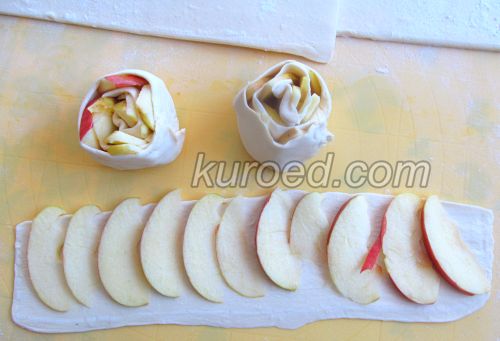 Слоеные розочки с яблоками, корицей и шоколадом, пошаговое приготовление - на тесто уложить яблочные дольки