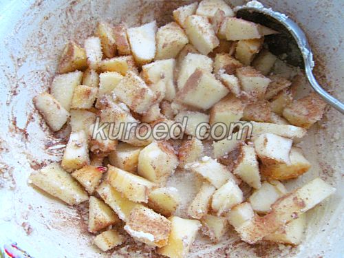 Слоеные рулеты с яблоками и творогом, пошаговое приготовление - яблоки смешать с сахаром и корицей