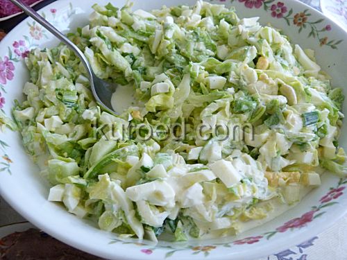 Салат из молодой капусты, яиц, огурцов и зеленого лука со сметаной