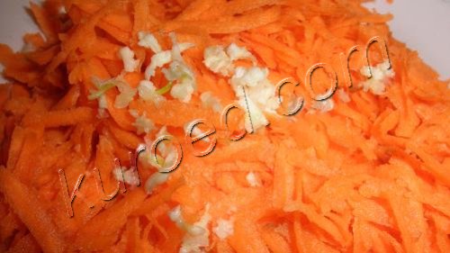 Салат из моркови с чесноком, приготовление - Морковь натeрeть на крупной тeркe