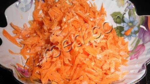 Слоеный салат Двойное дно, пошаговое приготовление - выложить слой моркови с чесноком и майонезом