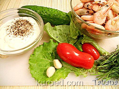 Салат с креветками и свежими овощами, фоторецепт - Сварить креветки, вымыть и обсушить овощи
