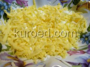 Салат Свидание, приготовление - выложить слой тертого сыра