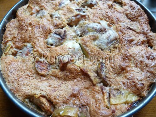 Шарлотка с яблоками и  сметанным кремом, пошаговое приготовление - испеченный пирог в форме