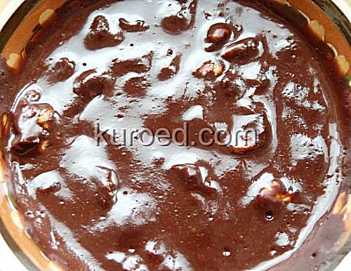 Шоколадная глазурь на молоке с грецкими орехами в керамической креманке