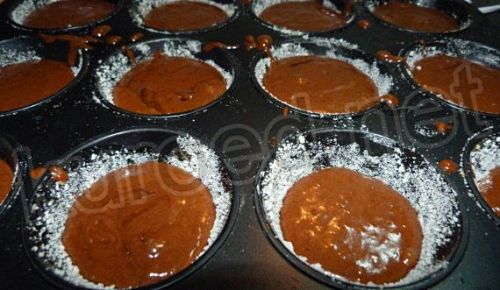 Шоколадные маффины, пошаговое приготовление  - Тесто ложкой разложить по формочкам