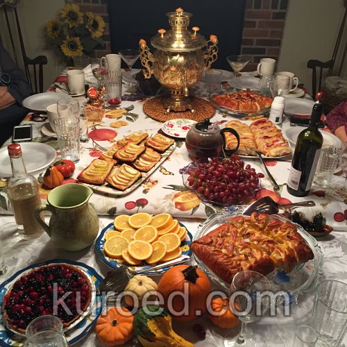 Праздничный стол - слойки с клубникой и яблоками, пироги, варенье и самовар