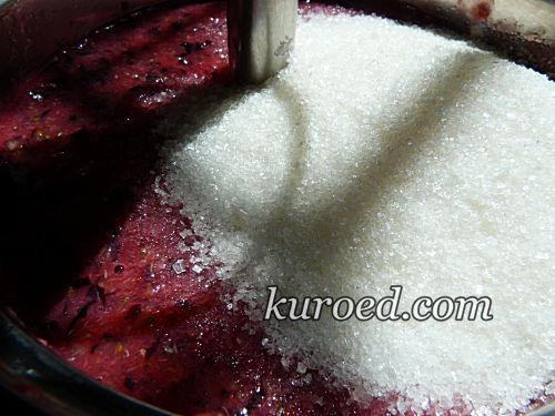 Варенье из смородины, пошаговое приготовление - добавить сахар