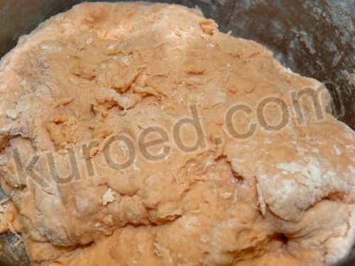 Томатное печенье, пошаговое приготовление  - Добавить просеянную муку и замесить тесто