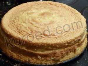 сборка бисквитного торта с заварным кремом Лунный свет - накрыть верхним коржом
