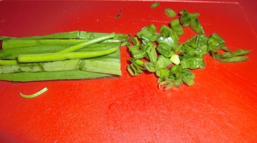 салат из огурцов и редиски, пошаговое приготовление - нарезать лук