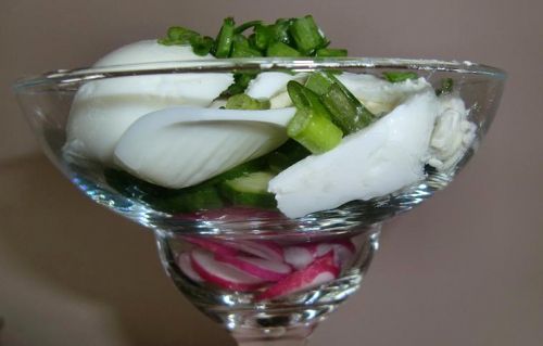Весенний салат из огурцов и редиски, пошаговое приготовление - выложить в салатник