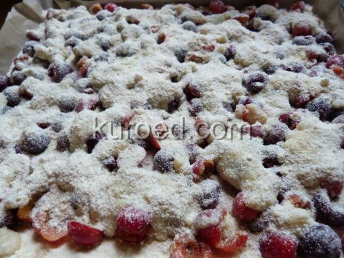 Вишнево-черешневый пирог с заварным кремом, пошаговое приготовление - вишни, черешни и крем и посыпка