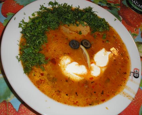 Суп харчо в тарелке с маслинами