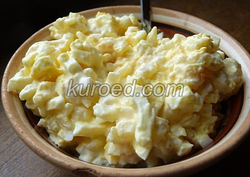 Яичный салат с картошкой и сметаной